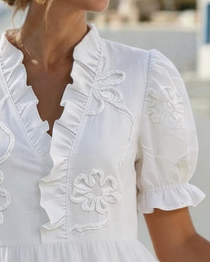 Nija – Kleid mit V-Ausschnitt und Rüschen