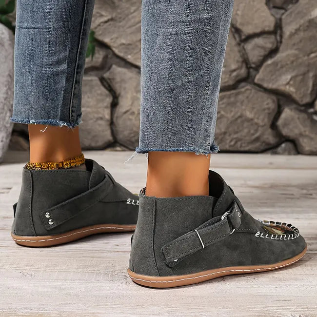 Viktoriy – Flache Stiefeletten mit Katzenmuster Und Schnalle
