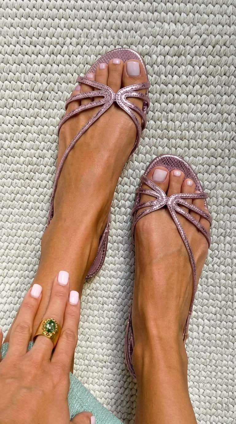 Schila – Glänzende Sandalen mit Riemchen