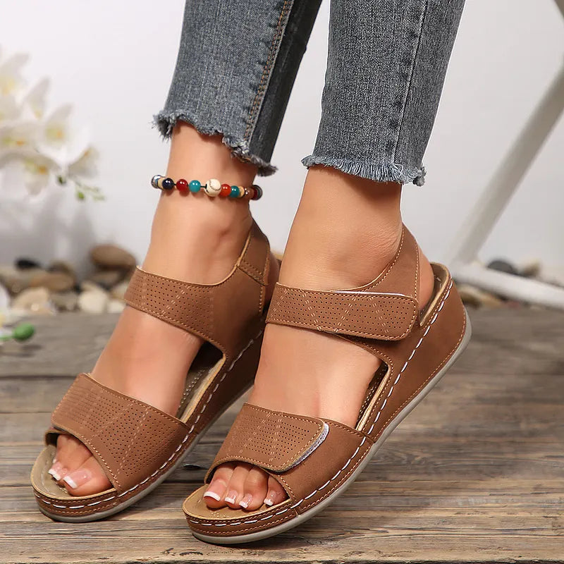 Tanaeva – Bequeme Keilabsatz Sandalen mit Klettverschluss