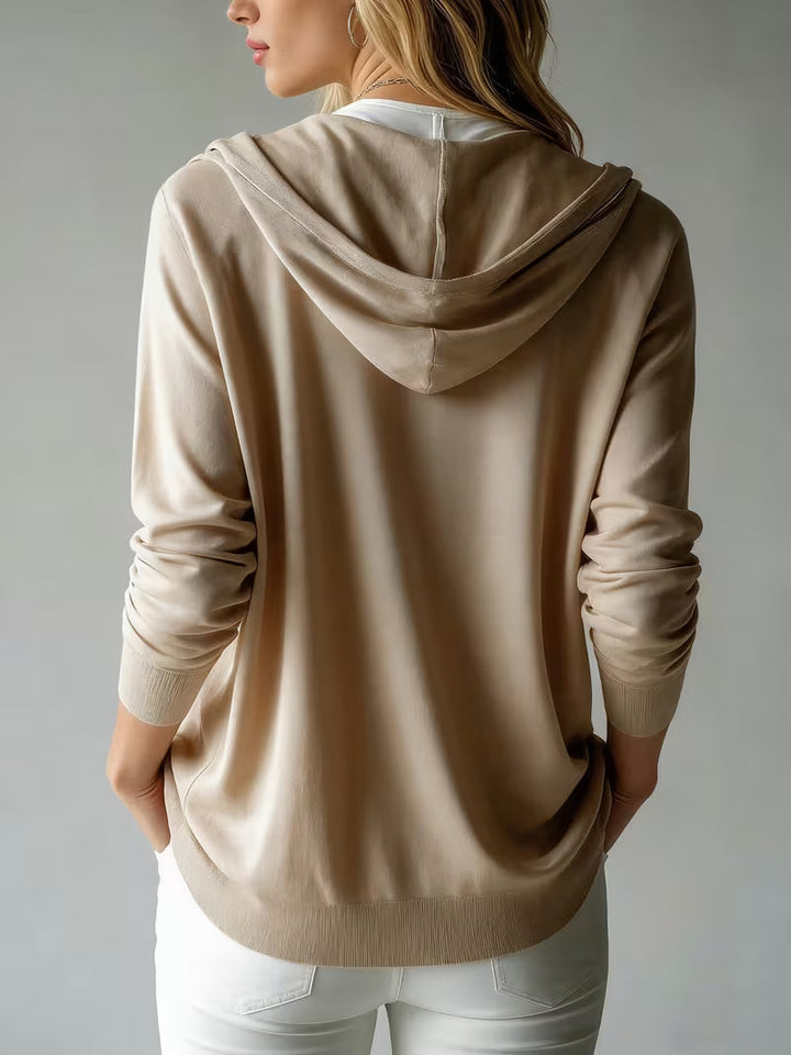 Avila – Langärmelige Strickjacke mit Kapuze und Knöpfen
