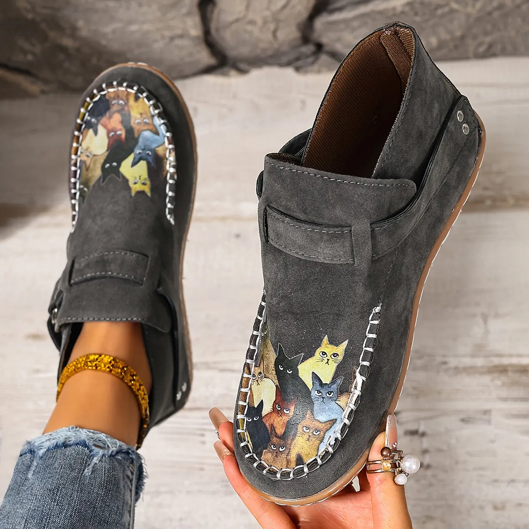 Viktoriy – Flache Stiefeletten mit Katzenmuster Und Schnalle
