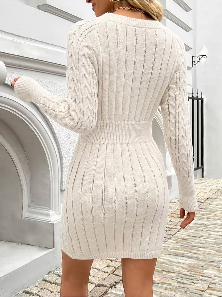 Lilona – Figurbetontes Strickkleid im Zopfmuster