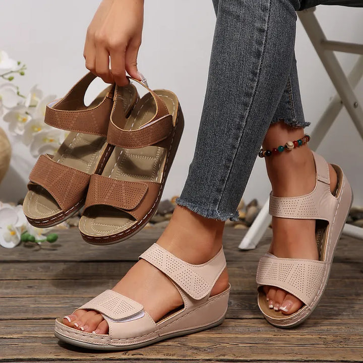 Tanaeva – Bequeme Keilabsatz Sandalen mit Klettverschluss