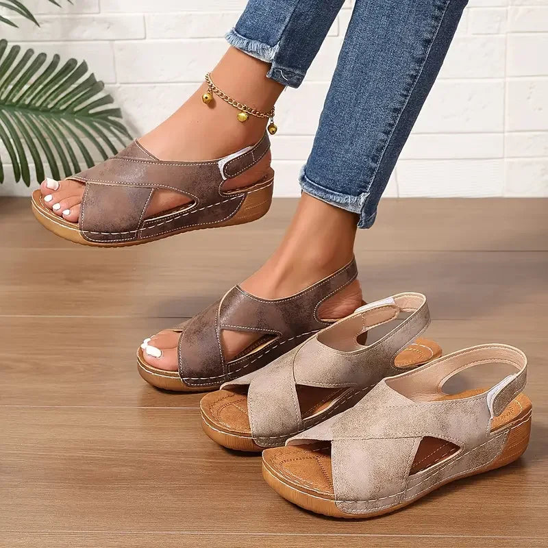 Clarisa - Kreuzriemen Sandale Mit Keilabsatz