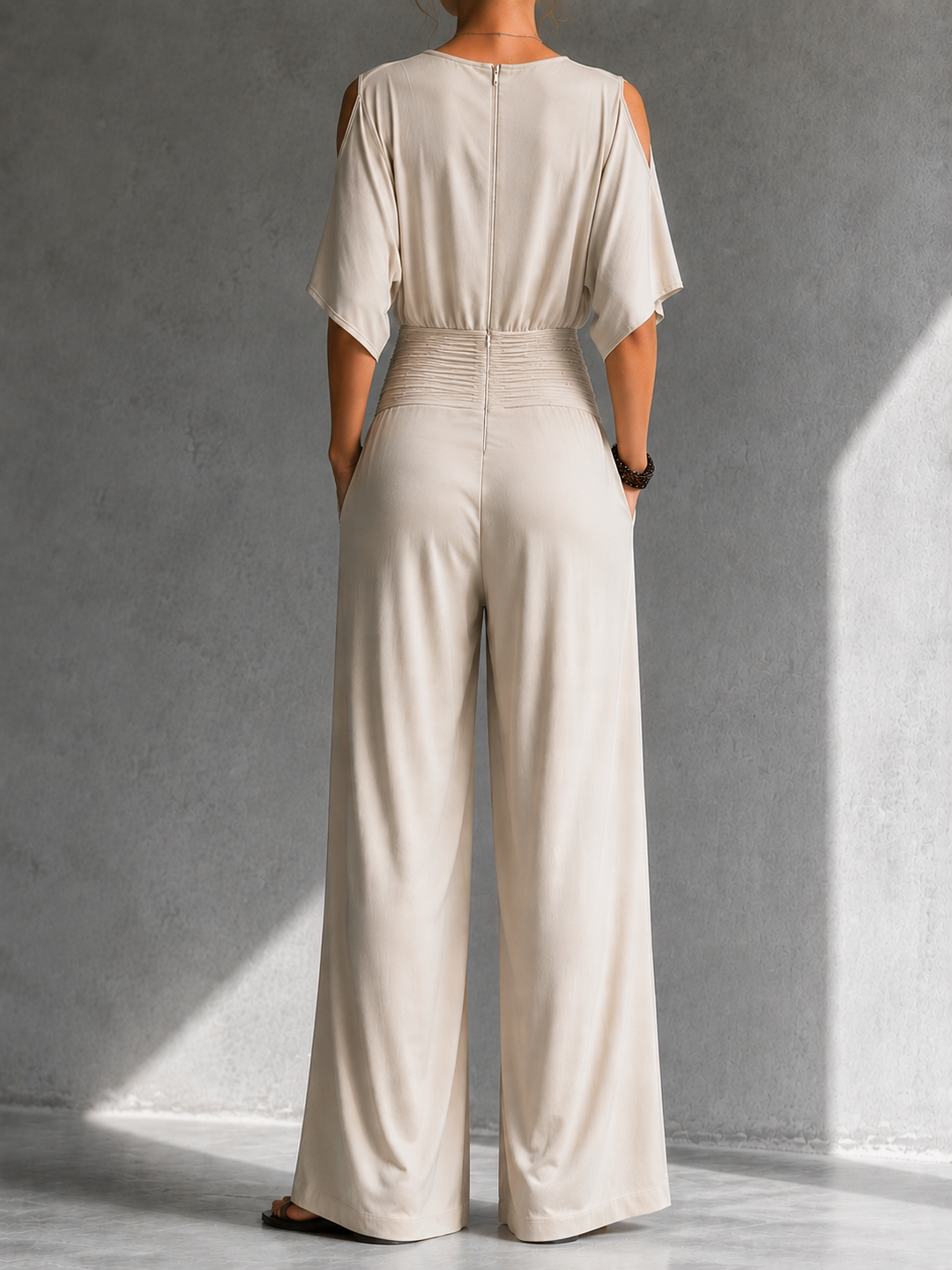 Greene – Jumpsuit mit Wickelausschnitt, Cold-Shoulder-Details und weitem Bein