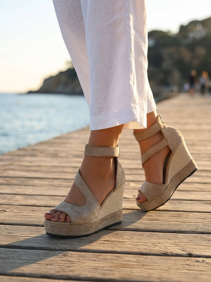 Essi - Sandalen Mit Keilabsatz Und Fesselriemen