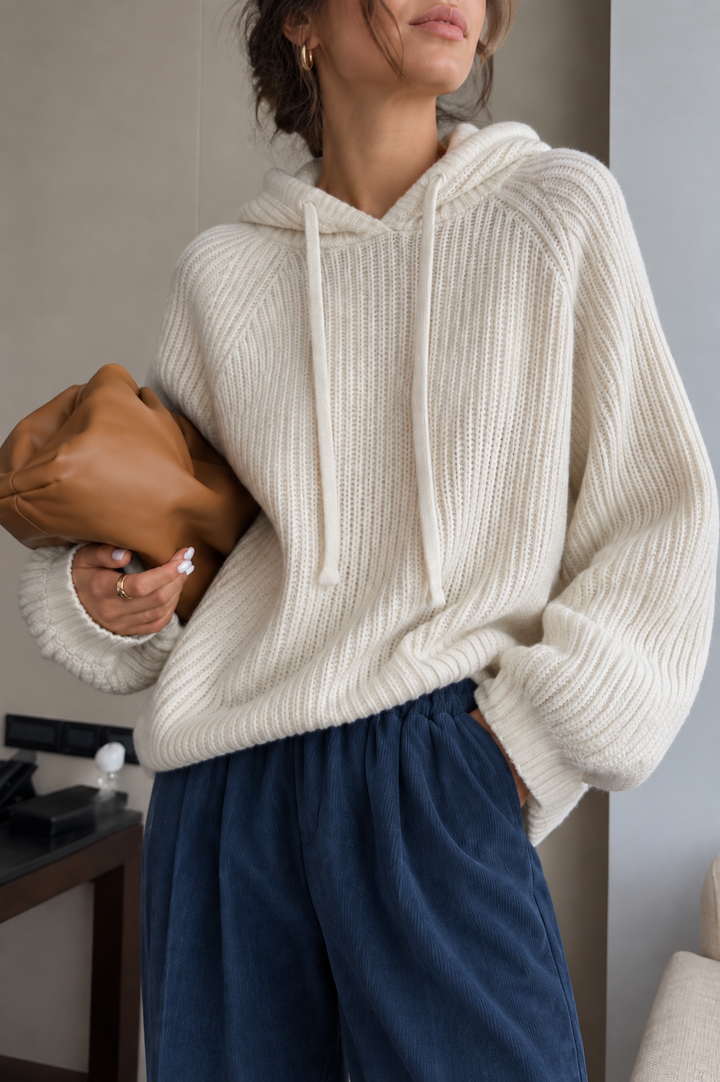 Sasithon – Gerippter Strickpullover mit Kapuze und Kordelzug