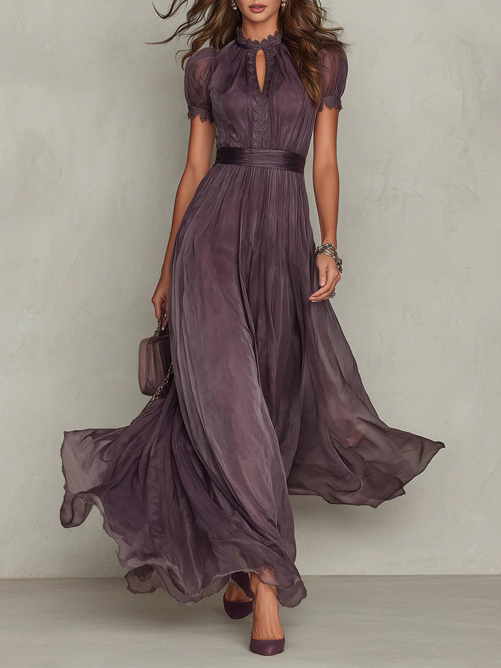 Cynthy – Fließendes Maxikleid in Pflaumenblau Mit Spitze