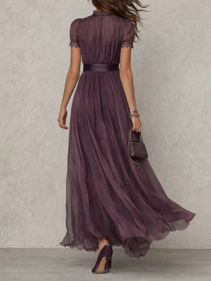Cynthy – Fließendes Maxikleid in Pflaumenblau Mit Spitze