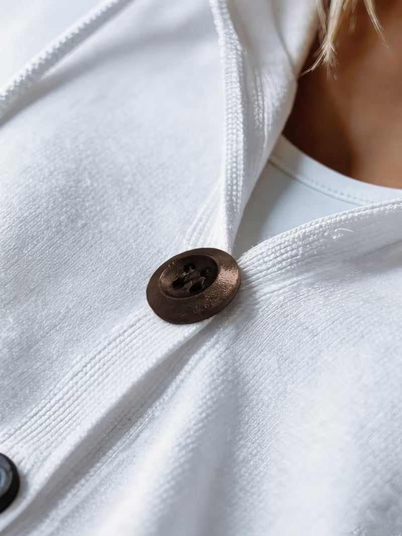 Avila – Langärmelige Strickjacke mit Kapuze und Knöpfen