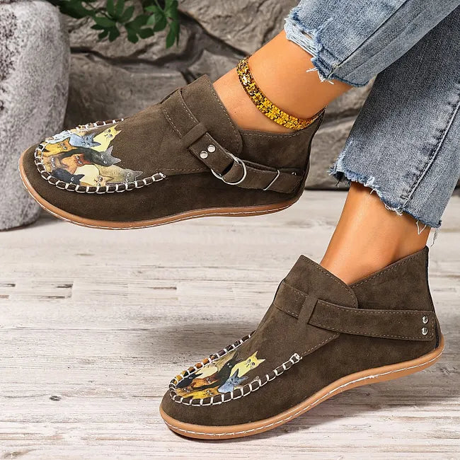 Viktoriy – Flache Stiefeletten mit Katzenmuster Und Schnalle