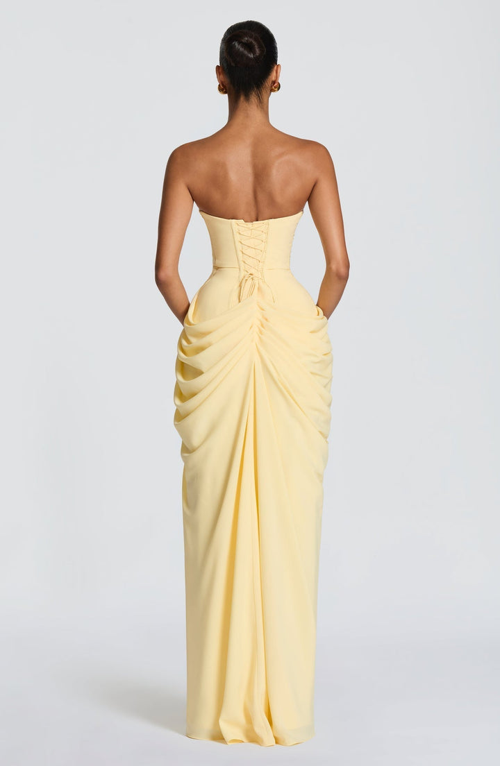 Sabrina – Trägerloses, figurbetontes Maxikleid mit Schlitz