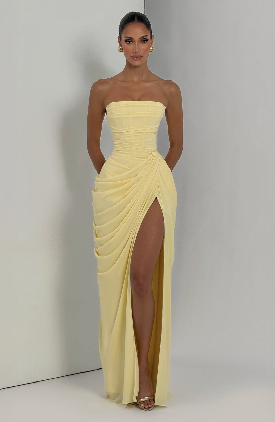 Sabrina – Trägerloses, figurbetontes Maxikleid mit Schlitz