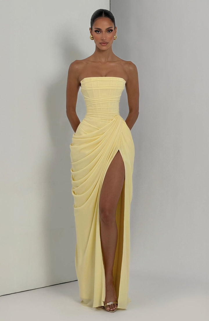 Sabrina – Trägerloses, figurbetontes Maxikleid mit Schlitz
