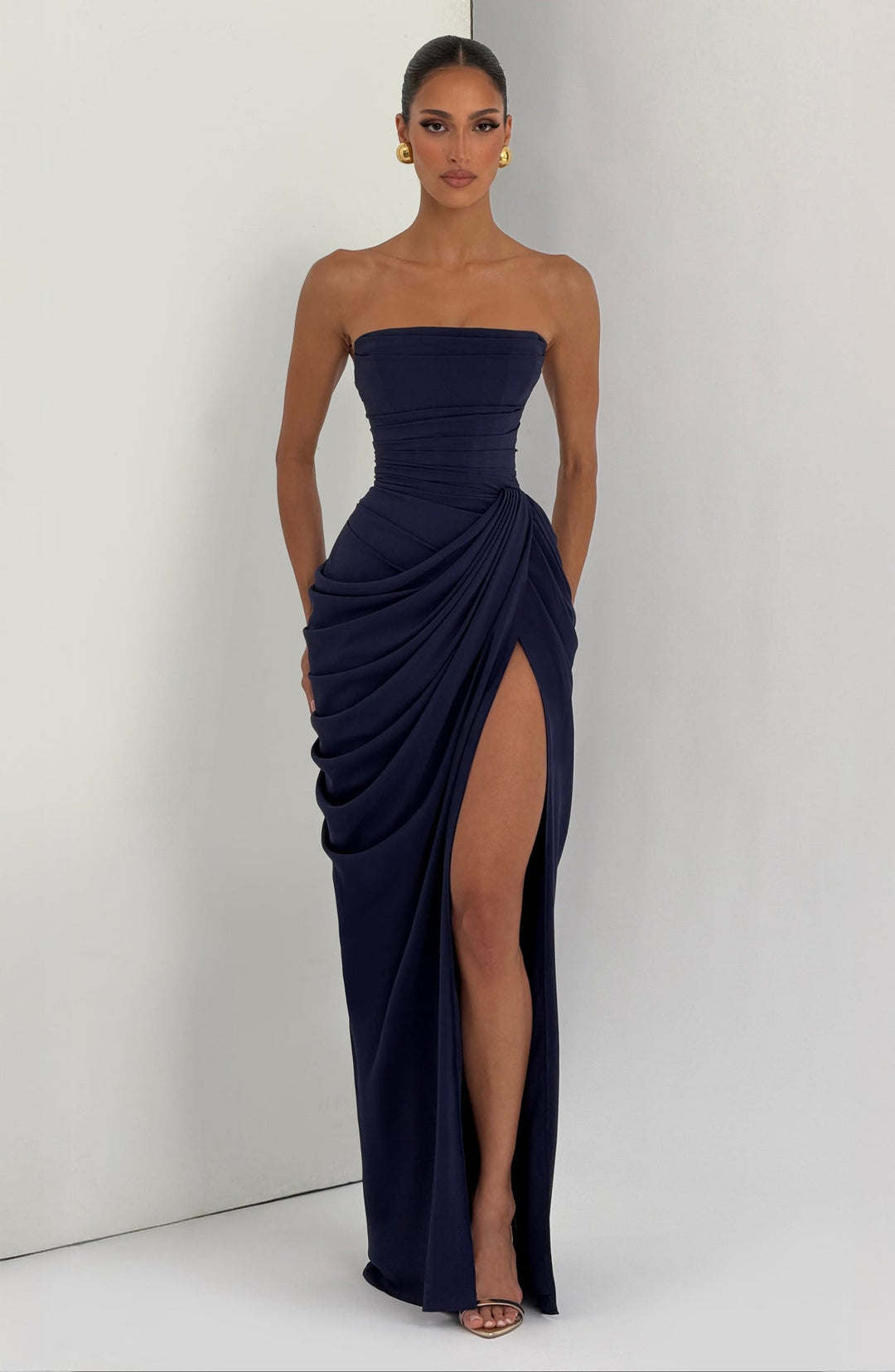 Sabrina – Trägerloses, figurbetontes Maxikleid mit Schlitz