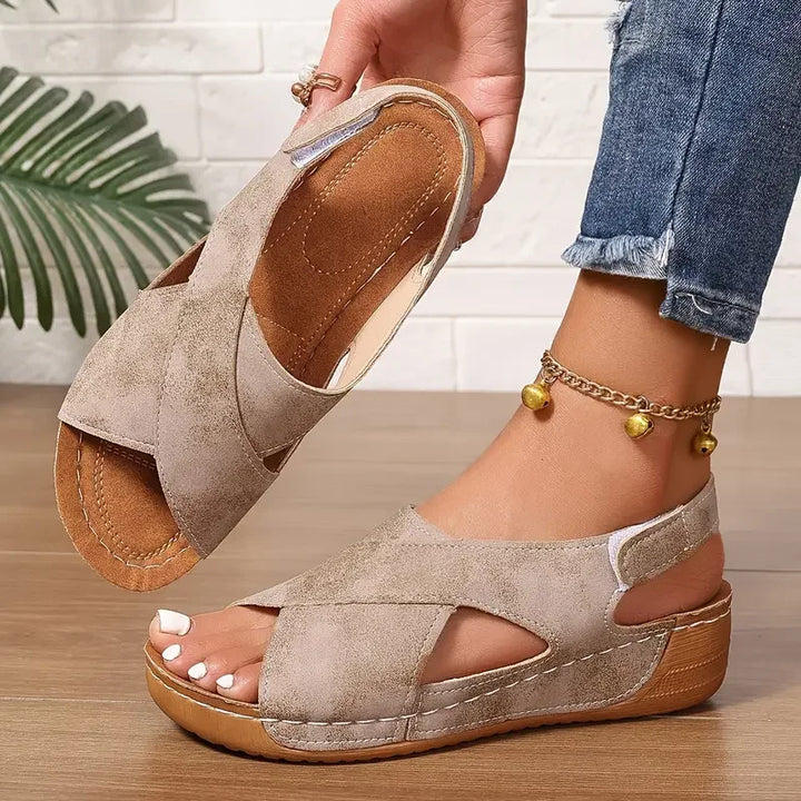 Clarisa - Kreuzriemen Sandale Mit Keilabsatz