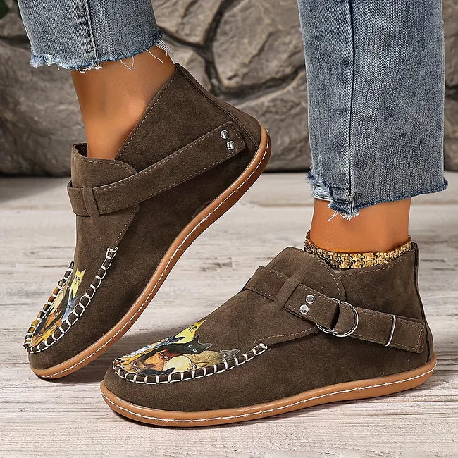 Viktoriy – Flache Stiefeletten mit Katzenmuster Und Schnalle