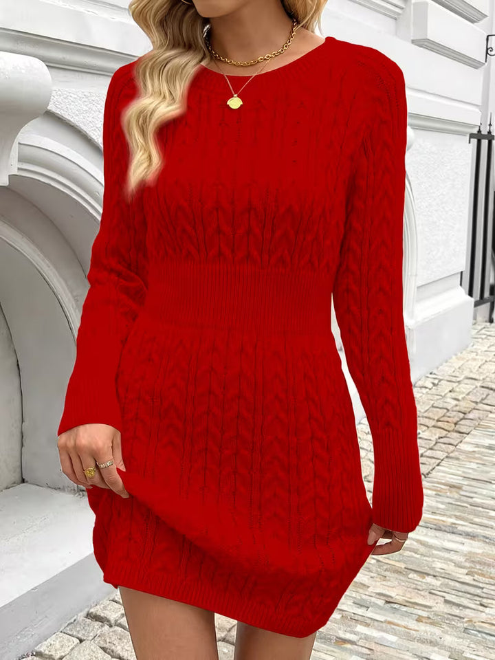 Lilona – Figurbetontes Strickkleid im Zopfmuster