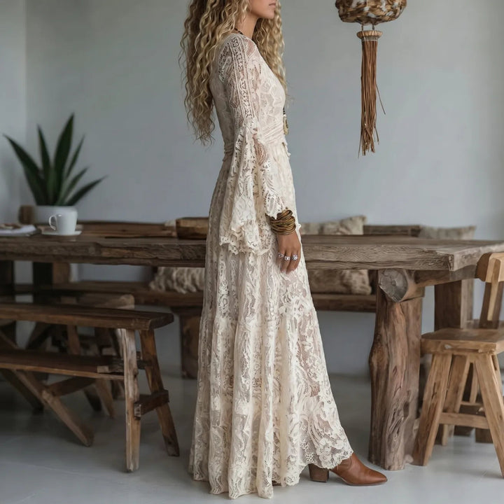 Chariya – Bohemian Maxikleid mit Glockenärmeln aus floraler Spitze